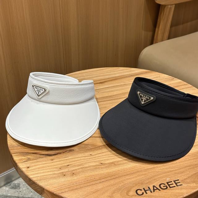 Prada's new sun hat with a hollow top and UV protection. It looks like a Korean