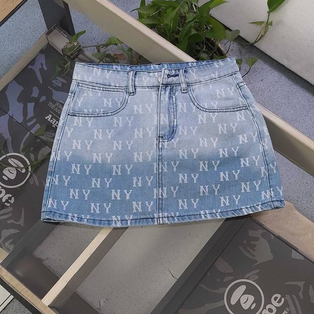 2025 new Mlb Yankees Ny embroidered Logo gradient denim skirt, this denim skirt
