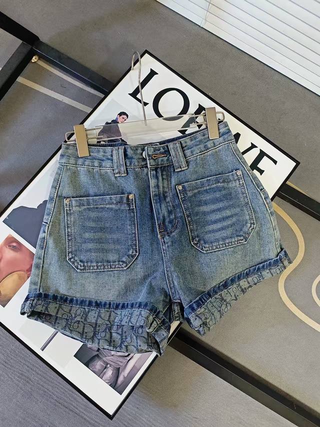 Dior monogram denim shorts From the style point of view, it is a classic pure co
