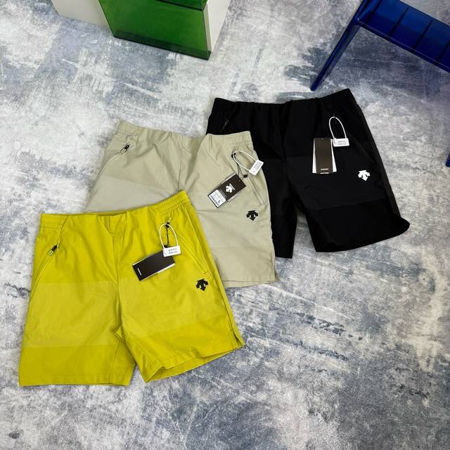 Descente's cooling quick-drying sports patchwork shorts are made of Schematech c
