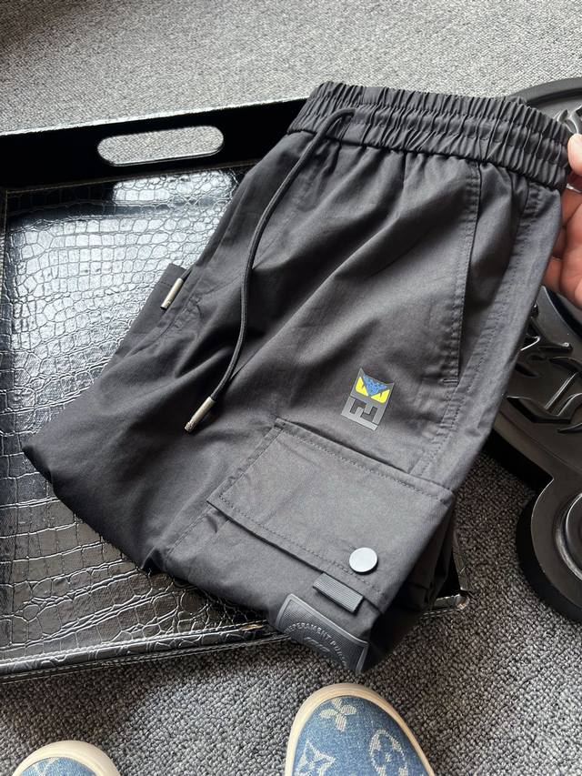 Top new shorts! Popular item! Fendi's new F Monster work shorts! Hang Lung is se