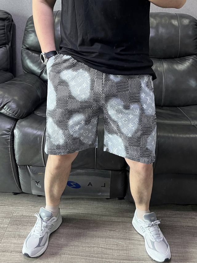 New shorts from the counter! Popular item! Lv Louis Vuitton new ink jacquard see
