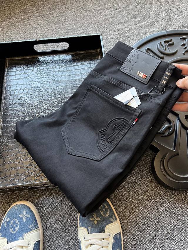 Top luxury denim in the counter! Popular hot item! Moncler's new high-end black