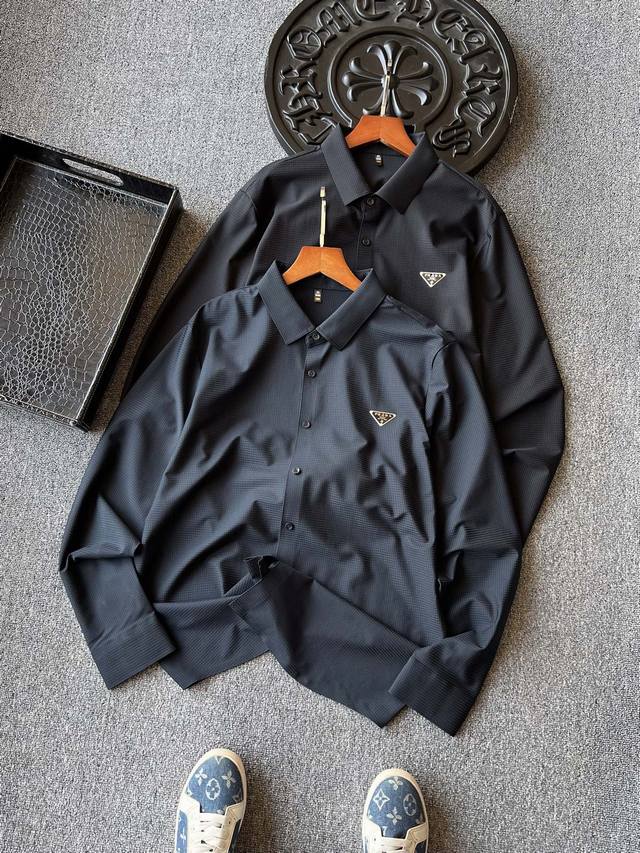 Top luxury shirt! Popular item! Prada's new product, the little servant briefcas