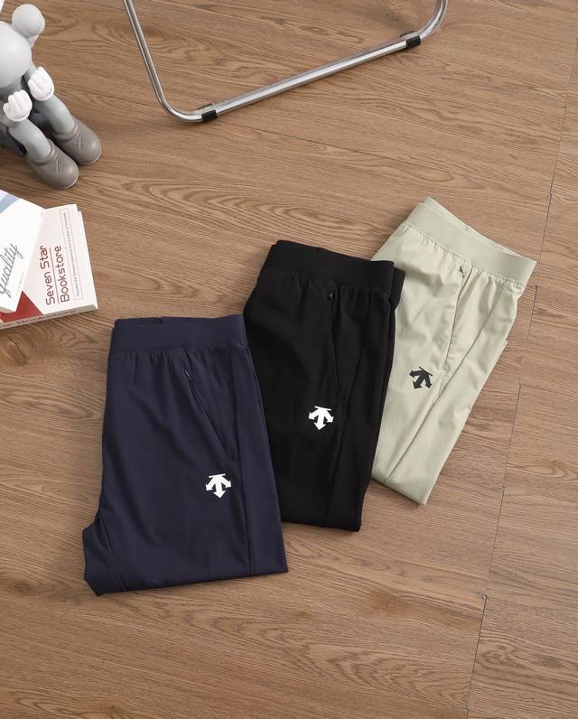 Carefully selected goods! Descente's new men's casual sports trousers! Classic a