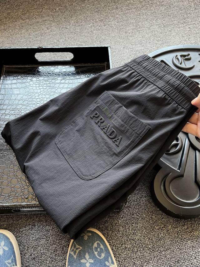 Top-notch luxury at the counter! Popular hit! Prada's new high-end elastic pants