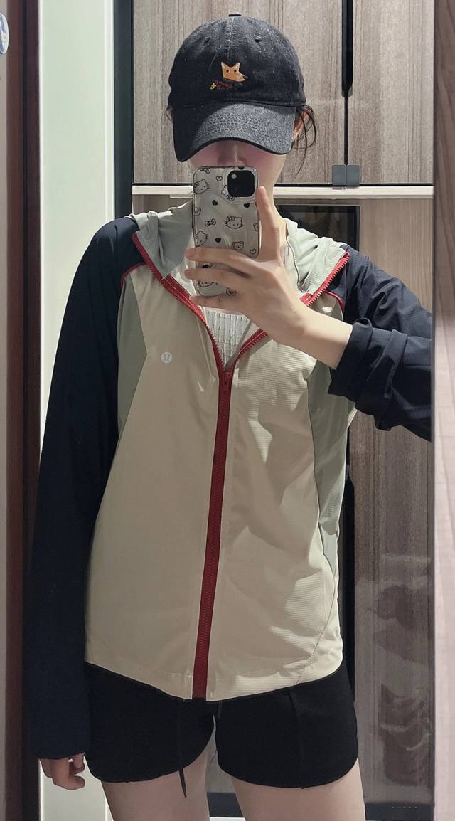 Lululemon Wow! This sun protection short jacket from Lululemon is so beautiful M