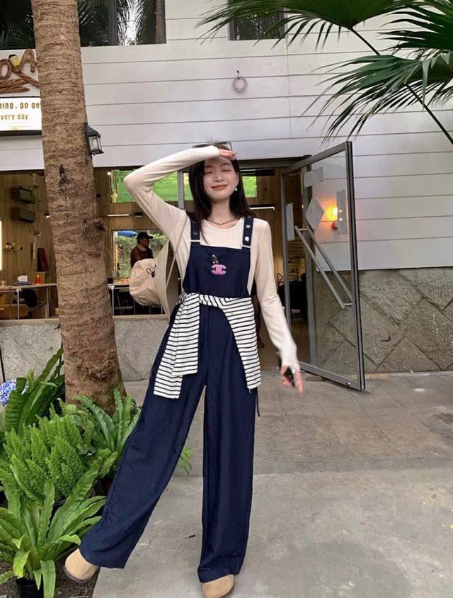 New two-piece suit Chanel mask long-sleeved T-shirt with wide-leg overalls This