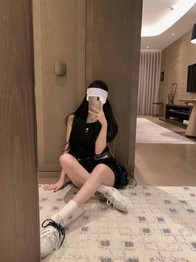 New arrival Dior 25Ss Bee Sports Suit Lazy and casual suit with a small loose ve