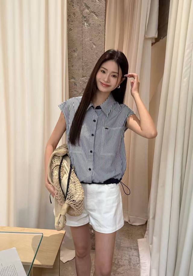 New arrival Chanel Cc small metal decorative striped shirt Fashionable and exqui