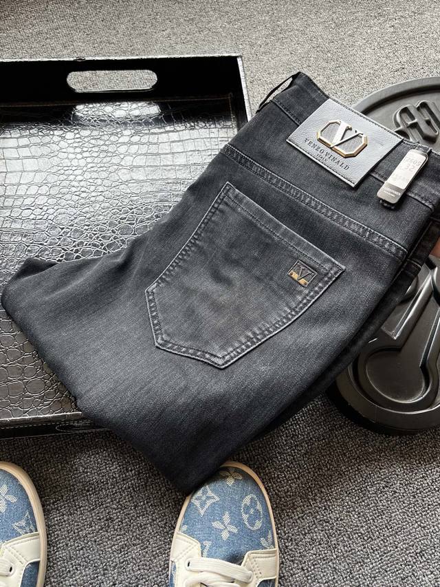 Top combed denim! Popular hit! Vltn Valentino counter new combed jeans! Hang Lun