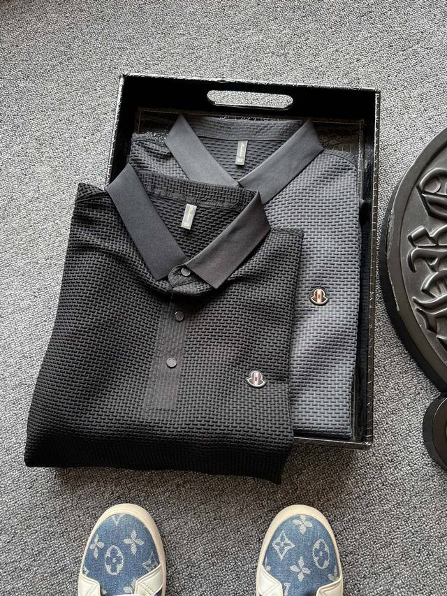 Top-notch seamless fabric! Popular hit! Moncler's new seamless short-sleeved nyl