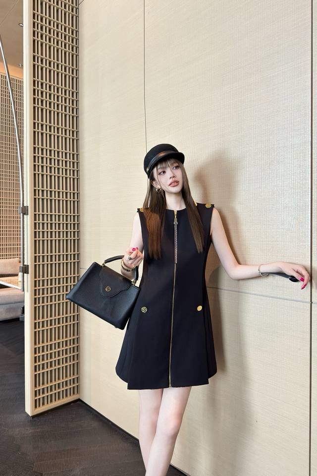 Louis Vuitton Lv Donkey gold button zipper round neck pleated dress Style number