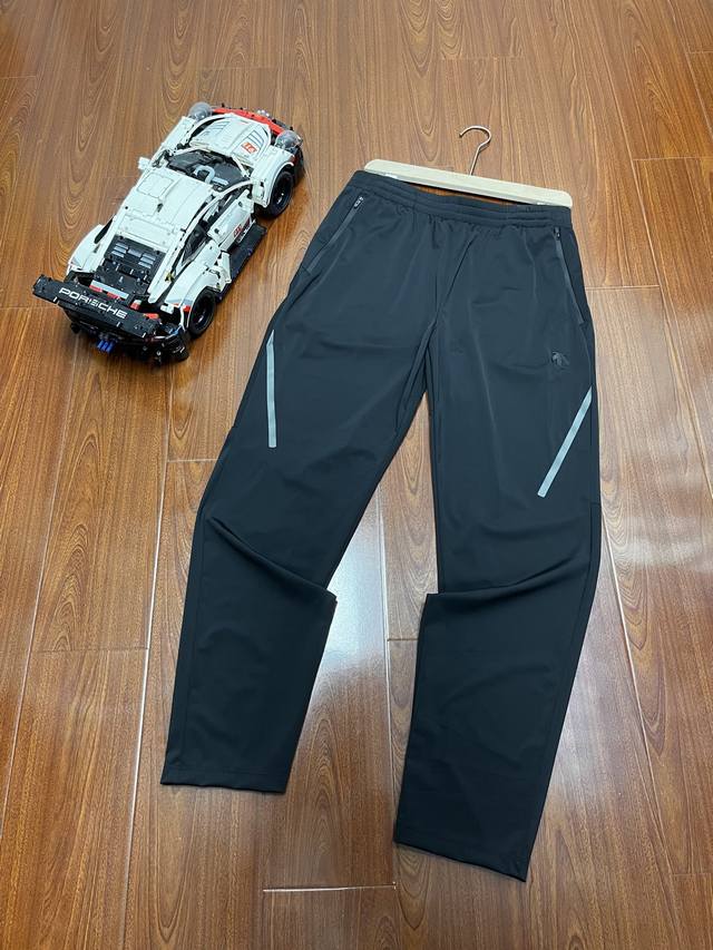 2025 Descente counter new men's sports training splicing multi-stamped quick-dry