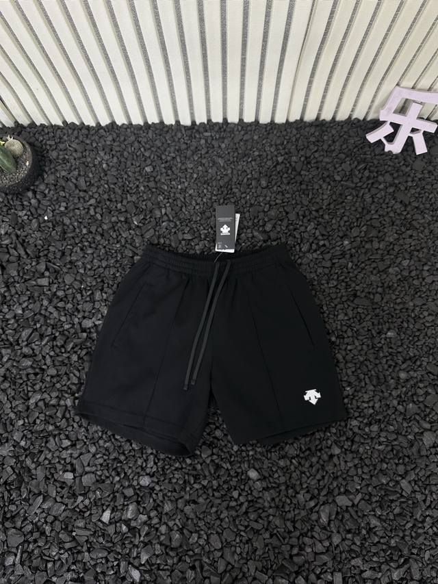 Descente solid color logo embroidered five-point breathable and comfortable casu
