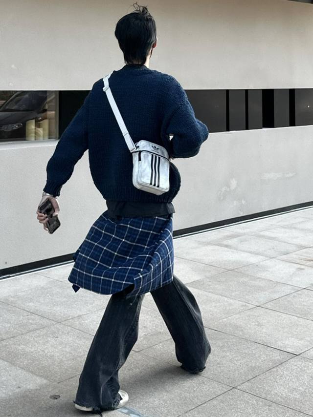 Balenciaga x Adidas co-branded three-bar messenger bag Genuine leather material