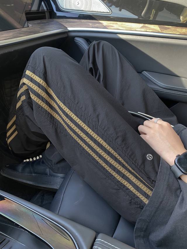 Lululemon has been asked countless times! This pair of Lululemon pants is amazin