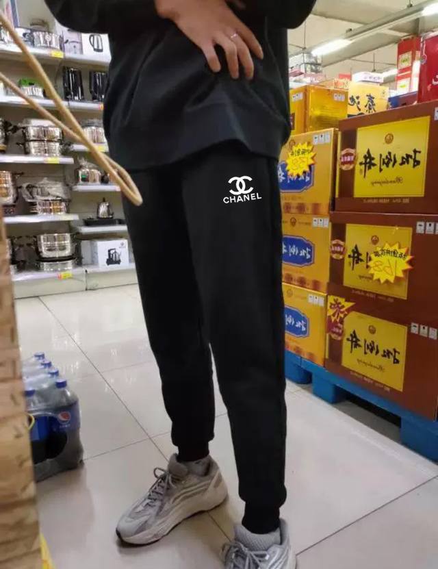 Chanel's super versatile spring sports ribbed sports sweatpants, cropped pants,