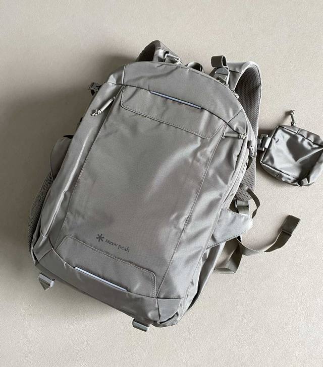 New arrival! Xuefeng backpack, for both men and women! The fabric is waterproof