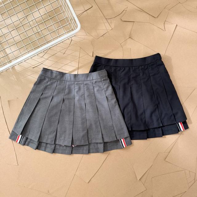 Tb classic short front and long back pleated skirt D06 Thom Browne.Tb classic lo