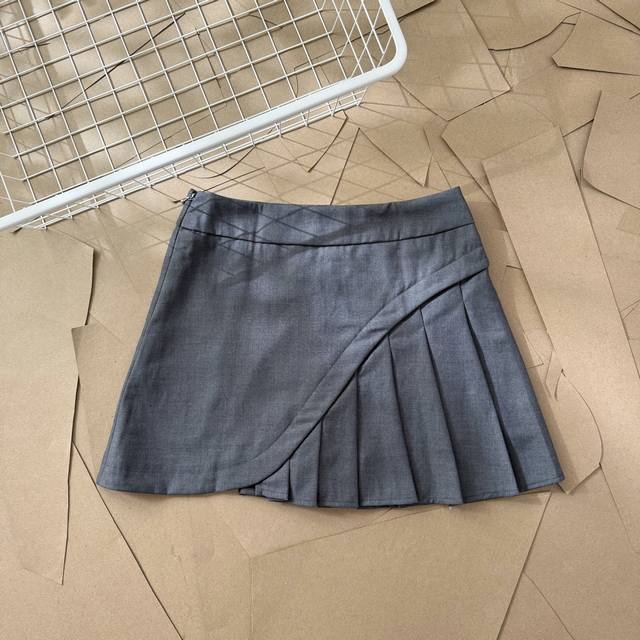 Tb irregular pleated skirt D03 Thom Browne. Thom Browne genuine original Tb twil