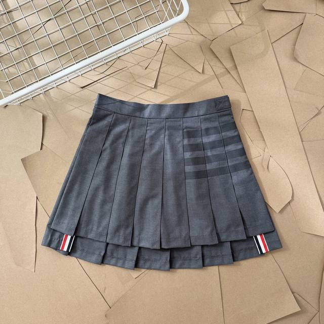 Tb grey four-bar short skirt D02 Thom Browne. Thom Browne genuine original quali