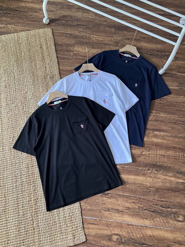 Moncler chest pocket round neck T-shirt, with a pocket on the chest and a classi