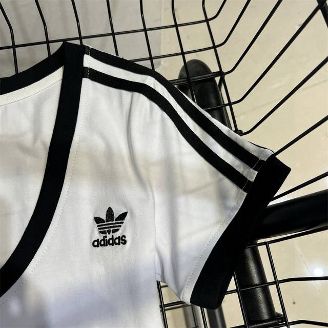Adidas Adidas Trefoil Logo Embroidered Three-Bar Ribbon Large V-Neck Short Sleev