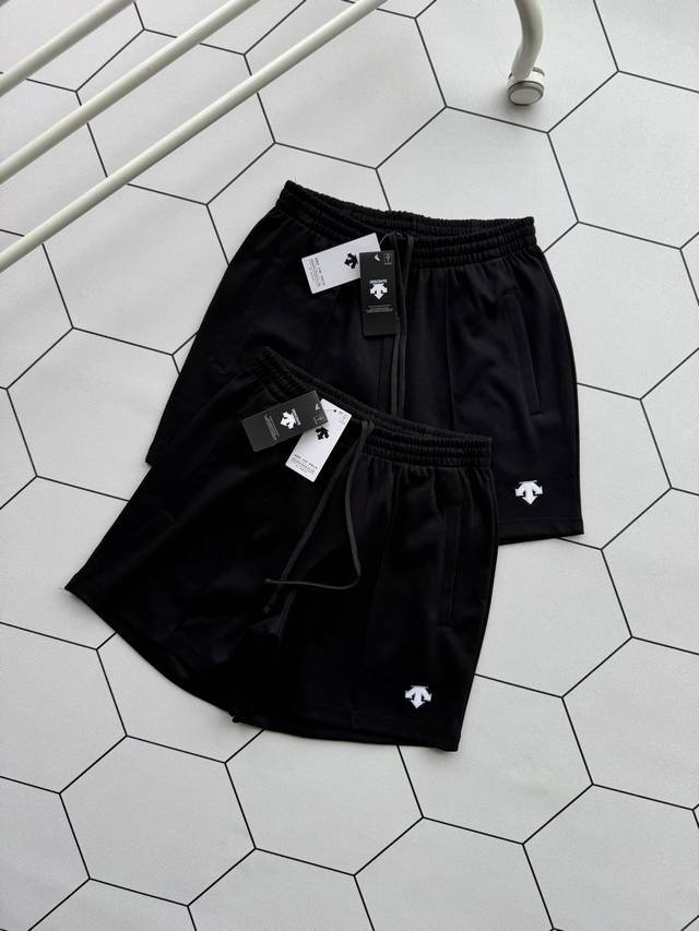 Descente solid color logo embroidered five-point breathable and comfortable casu
