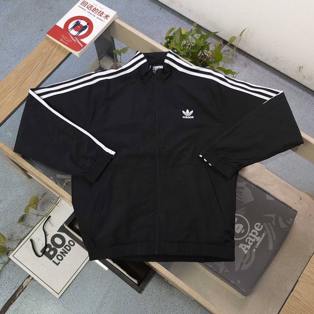New arrival Model number: Dg25606 2025 new Adidas embroidered trefoil three-stri