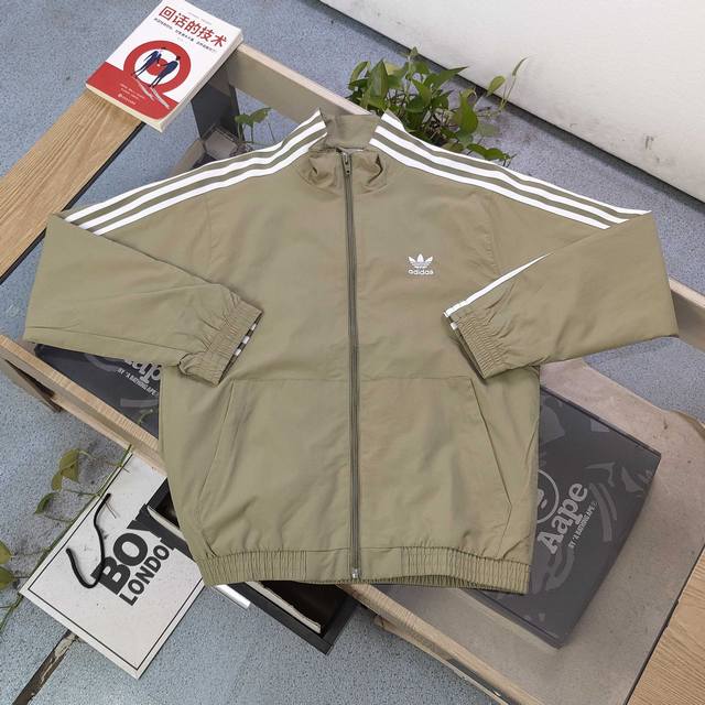 New arrival Model number: Dg25606 2025 new Adidas embroidered trefoil three-stri