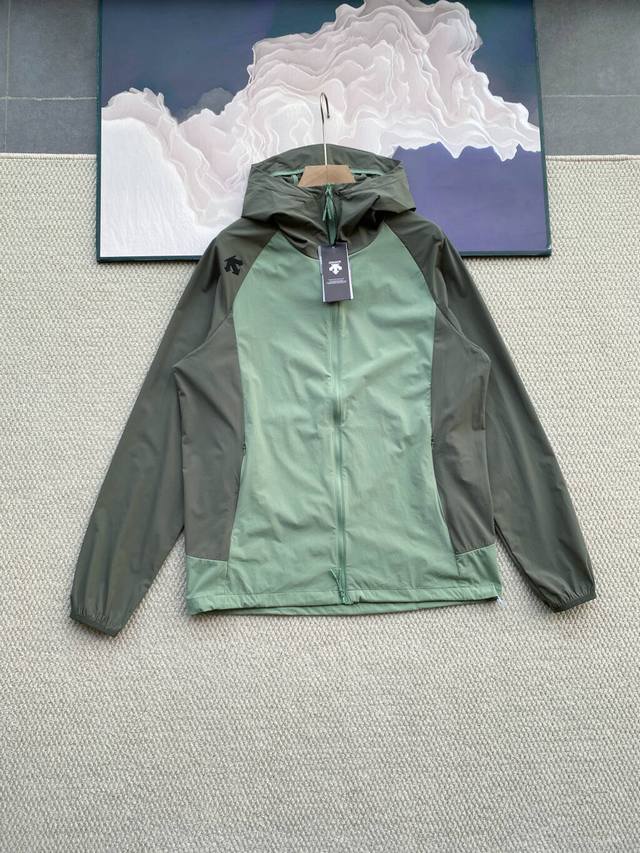 Descente sports casual hooded sunscreen skin jacket! is a ten-star recommended m