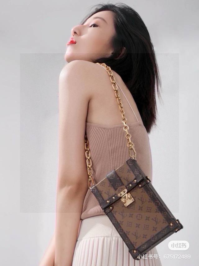 Lv Trunk Vertical mobile phone bag A must-have for sophisticated girls Can hold