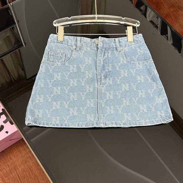 Mlb The classic and everlasting trend is renewed with the dark blue denim skirt