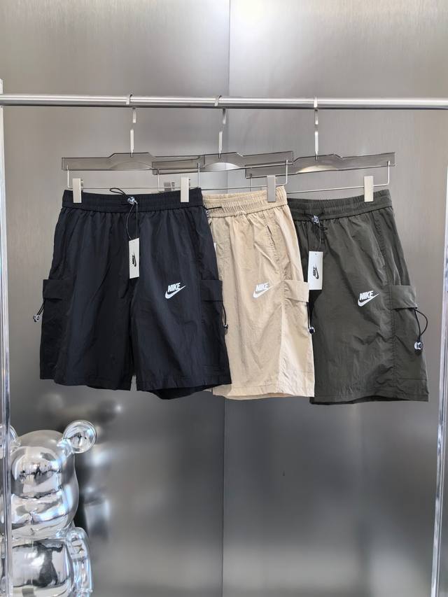 for This pair of quick-drying sports shorts has a novel design and a trendy styl