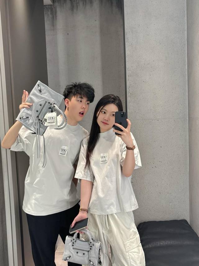Off-white upper body effect picture information picture