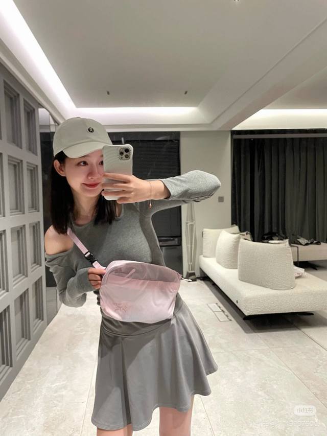 Pink upper body effect picture information picture