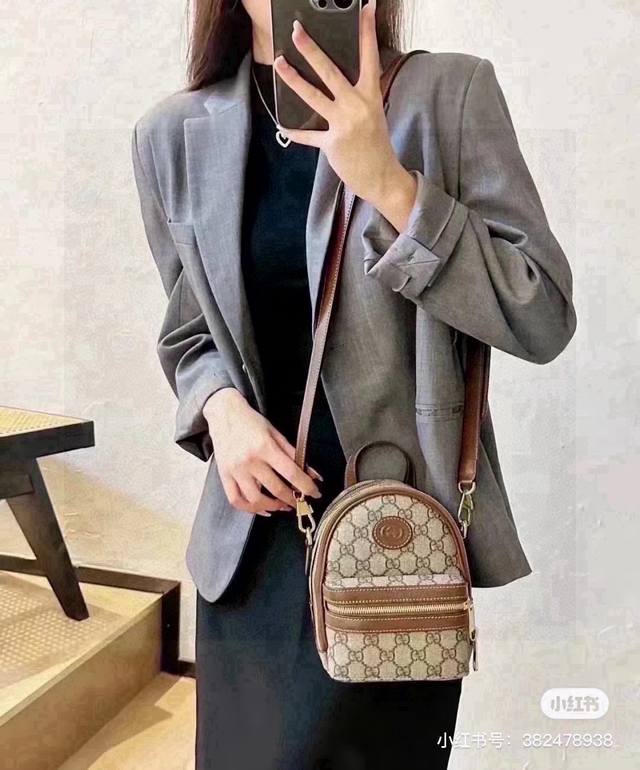 Gucci Retro monogram small schoolbag What a cute small schoolbag! It has a divin