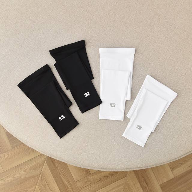 Two pairs in a pack, one pair in black and one pair in white Upf70+, effectively