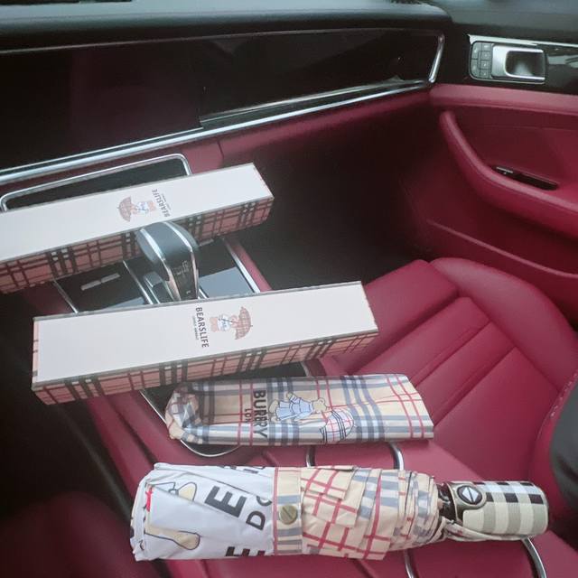 with gift box The latest popular tri-fold pocket umbrella from Burberry is here.