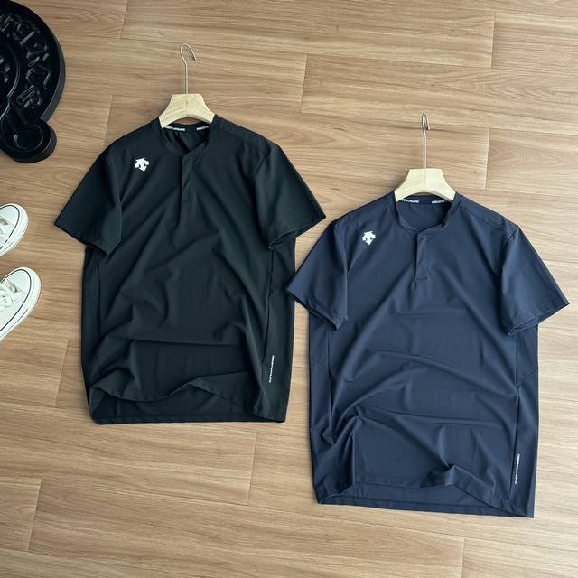 Descente Training Series Men's Henley Collar Quick-Drying Short-Sleeved T-shirt.