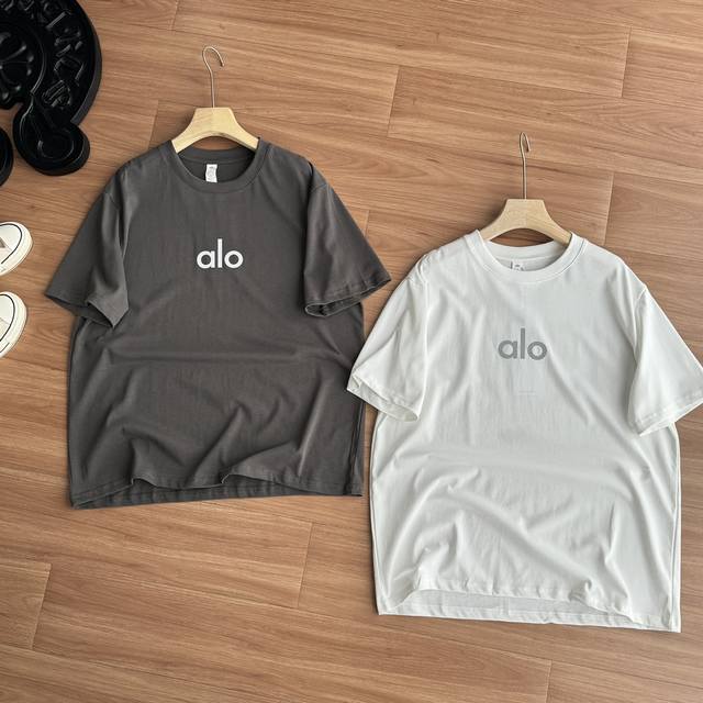 Alo's new Oversize reflective loose couple short-sleeved shirt is a collision of
