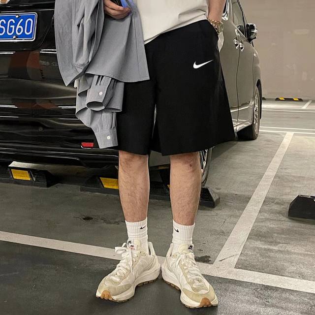 Nike's latest summer embroidered basic five-point casual shorts are made of heav