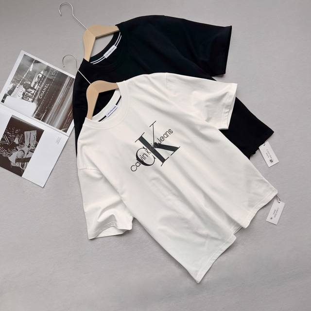 Short-sleeved T-shirt on sale at Calvin Kleinck official website counter, fabric