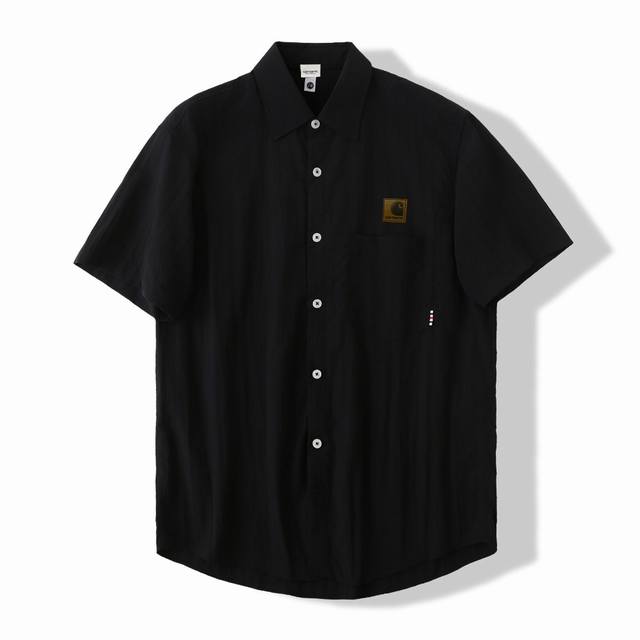 Carhartt's versatile shirt is very popular among the fashionistas on Xiaohongshu