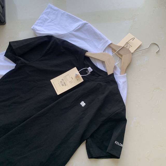 Kolon Sport Basic Outdoor Round Neck Solid Color Ice-Sense Short Sleeve is made