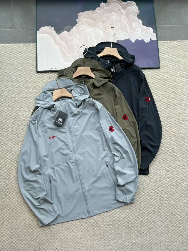 New arrival Mammut's new embroidered breathable windproof hooded jacket! Comfort
