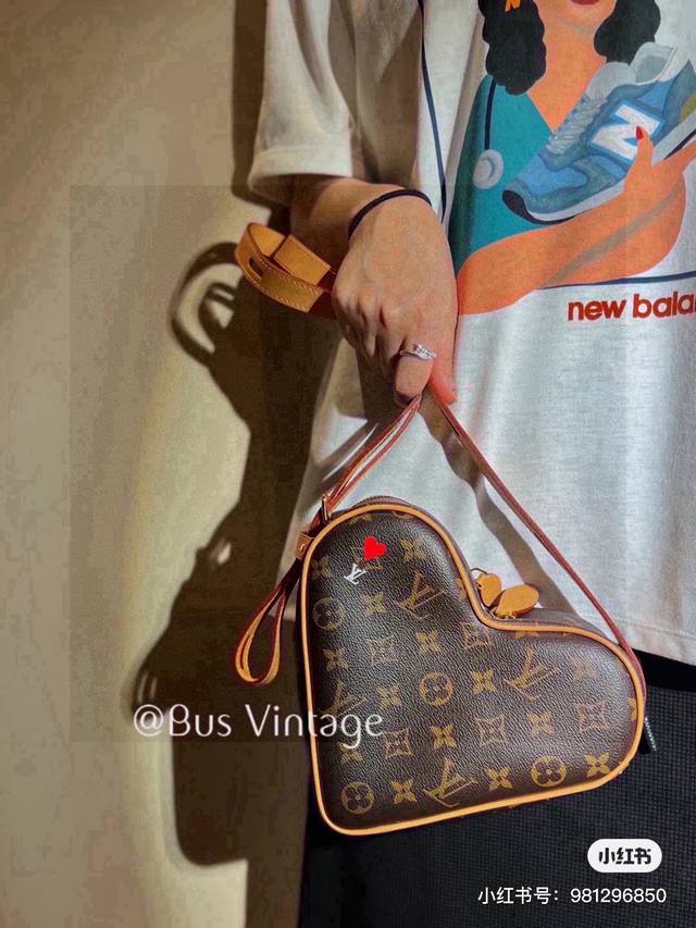 Lv Game On Love Heart Bag This Qixi design is super rich Classic old flowers wit