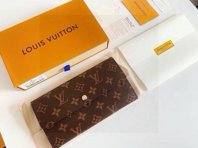 Lv Monogram button long wallet This Monogram wallet looks like a handbag It can