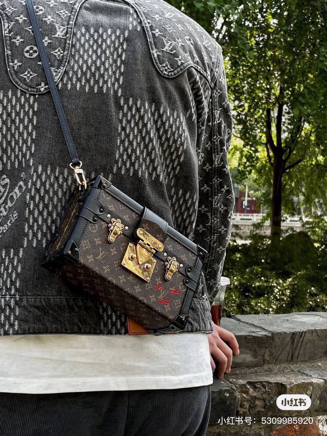 Lv Petite Malle hard case with old flower As a luggage expert, Lv's suitcases ha